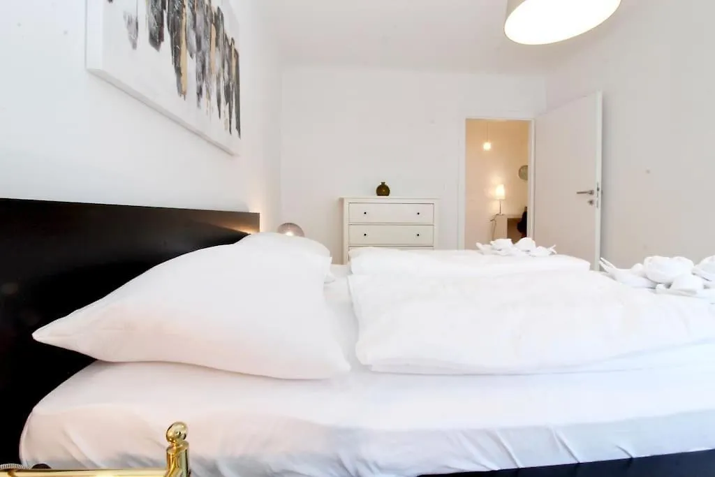 Central Vienna Charm - Comfortable 3-Br Stay