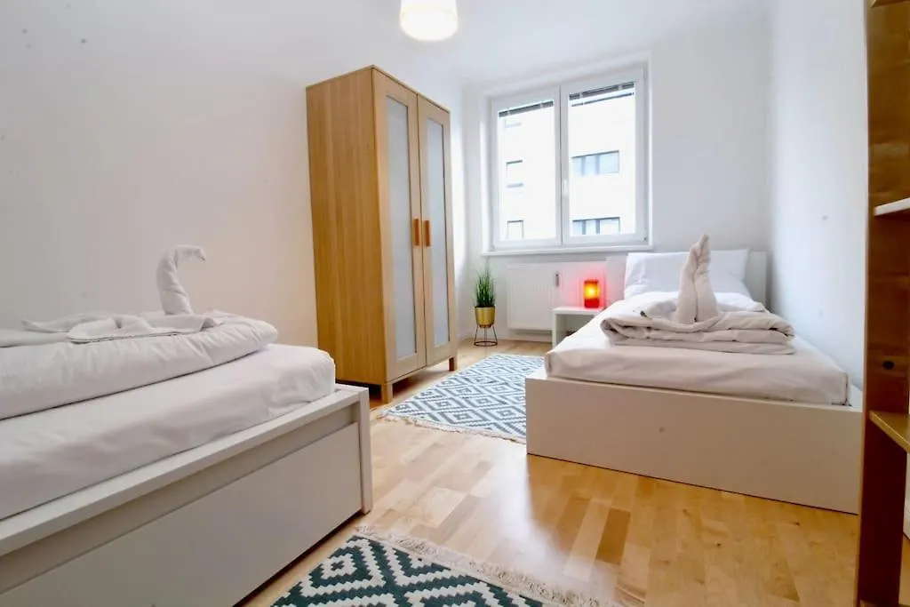 Central Vienna Charm - Comfortable 3-Br Stay
