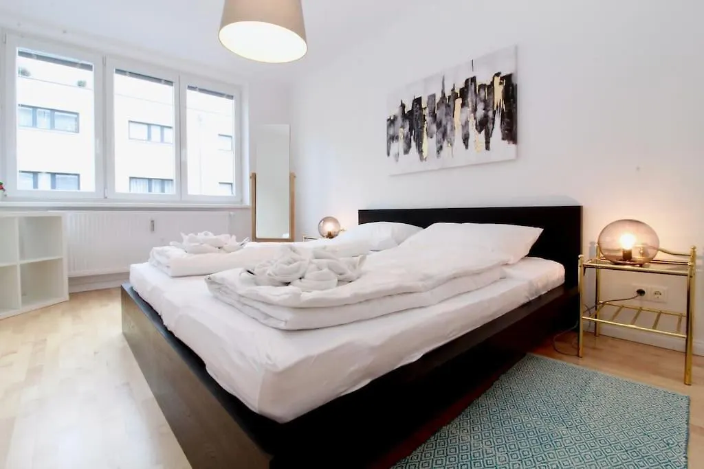 Central Vienna Charm - Comfortable 3-Br Stay