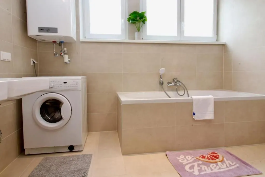 Central Vienna Charm - Comfortable 3-Br Stay