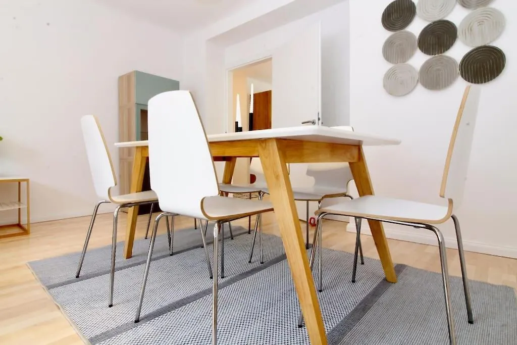 Apartment Central Vienna Charm - Comfortable 3-Br Stay