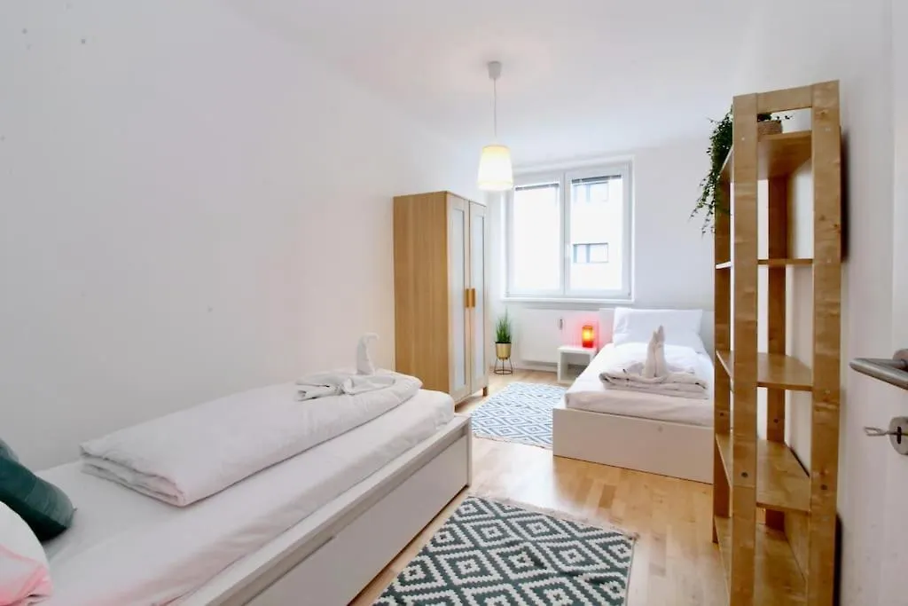 Central Vienna Charm - Comfortable 3-Br Stay