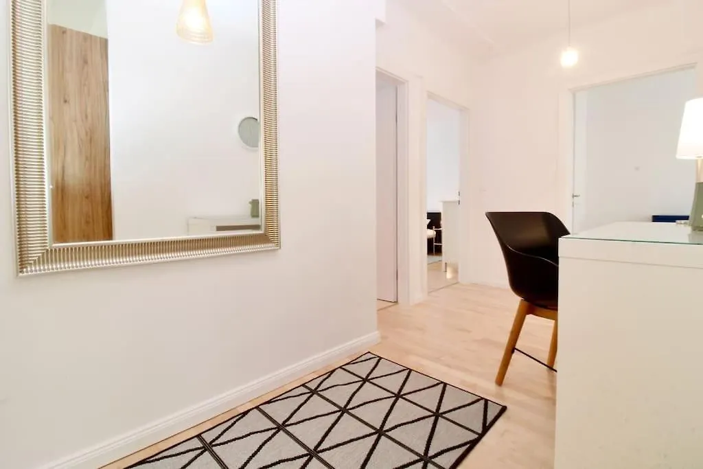 Central Vienna Charm - Comfortable 3-Br Stay